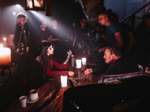 Herec John Rhys-Davies, představitel trpaslíka Gimliho, natáčel v Písku