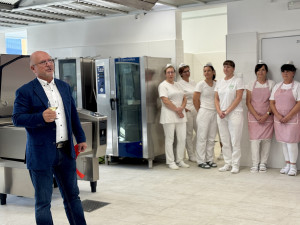 Ve Velešíně otevřeli novou jídelnu. Škola láká na moderní zázemí a kvalitní vzdělání