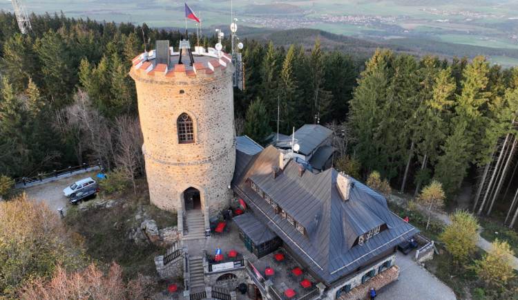 Kleť - dominanta Českokrumlovska s chatou a nejstarší kamennou rozhlednou
