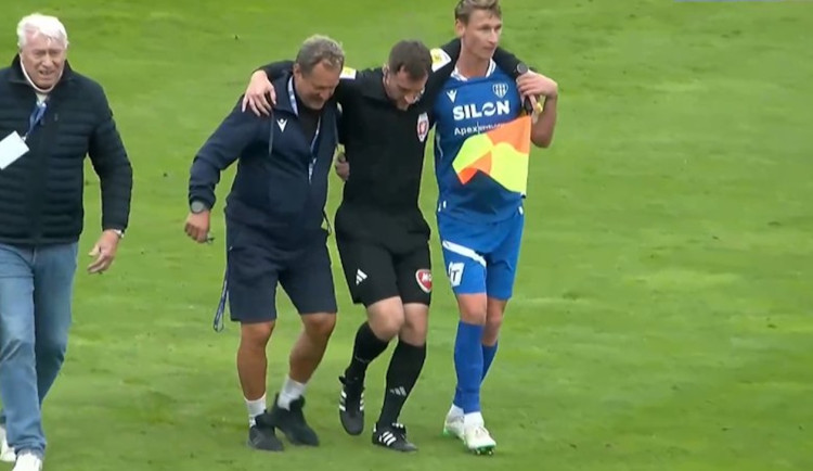 Z tribuny k praporku. Když se v Táboře zranil rozhodčí, zastoupil ho fanoušek s licencí