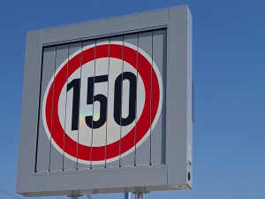 Na dálnici D3 mohou řidiči nově jezdit až 150 km/h. Ministerstvo spouští půlroční test