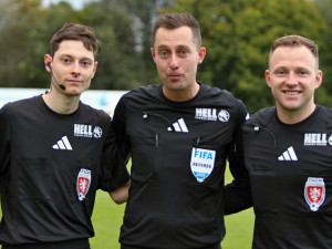 Z tribuny k praporku. Když se v Táboře zranil rozhodčí, zastoupil ho fanoušek s licencí