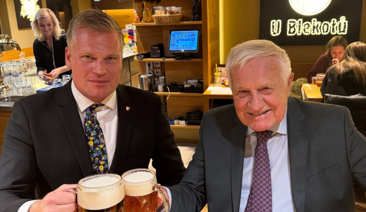 Hlasitý křik, rychlý odjezd. Svědek popsal Turkův incident v pražském baru