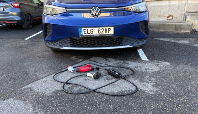 Izoplast České Budějovice využívá díky dotacím EU elektromobil