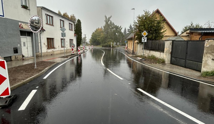 V Kamenném Újezdě se otevřela opravená křižovatka za více než tři miliony korun