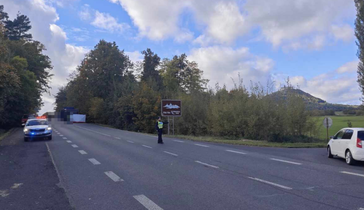 U Bezdězu srazil kamion přecházející seniorku. Lékaři se ji snažili zachránit desítky minut