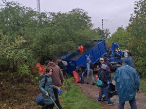 Do úklidu ulic zapojilo město lidi bez domova. Nasbírali přes čtyřicet pytlů odpadu