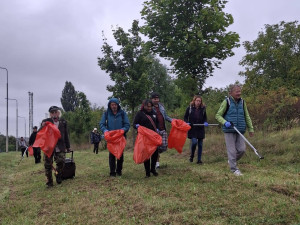 Do úklidu ulice zapojilo město lidi bez domova. Nasbírali přes čtyřicet pytlů odpadu