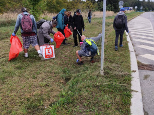 Do úklidu ulice zapojilo město lidi bez domova. Nasbírali přes čtyřicet pytlů odpadu