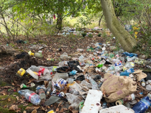 Do úklidu ulice zapojilo město lidi bez domova. Nasbírali přes čtyřicet pytlů odpadu