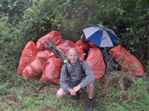 Do úklidu ulice zapojilo město lidi bez domova. Nasbírali přes čtyřicet pytlů odpadu