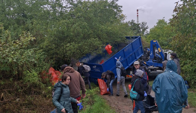 Do úklidu ulice zapojilo město lidi bez domova. Nasbírali přes čtyřicet pytlů odpadu