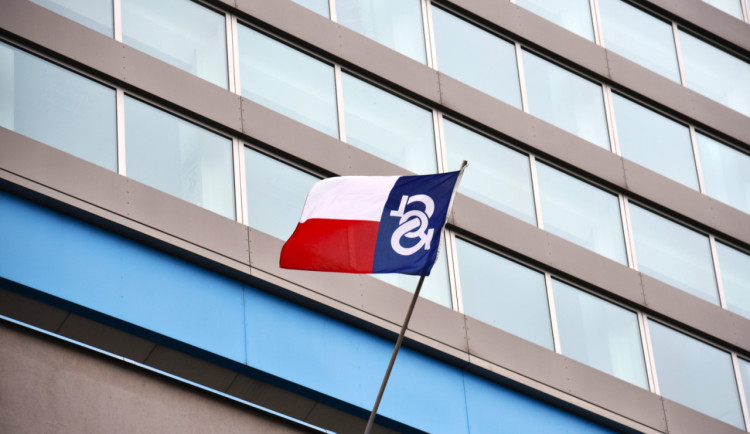 Na kraji vlaje vlajka sokolů. Připomíná jejich osudy za druhé světové války