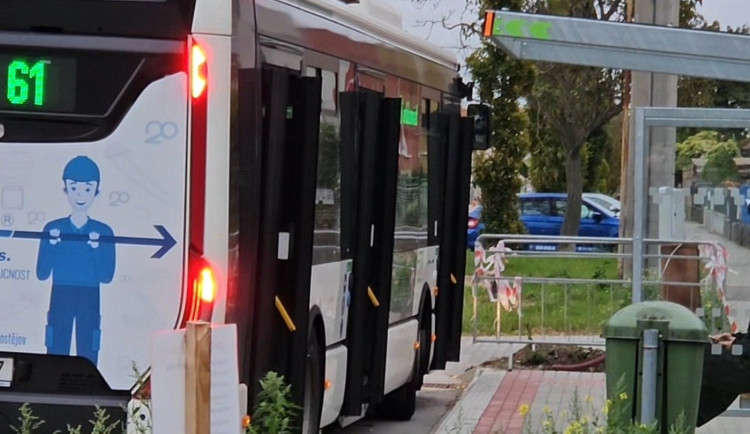 Zastávka, ke které nezajede autobus. Cestující z Prostějova řeší, kde se stala chyba
