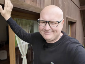 Pan Plešatý navštívil šumavský penzion z Ano, šéfe. Burger i snídani si pochvaloval