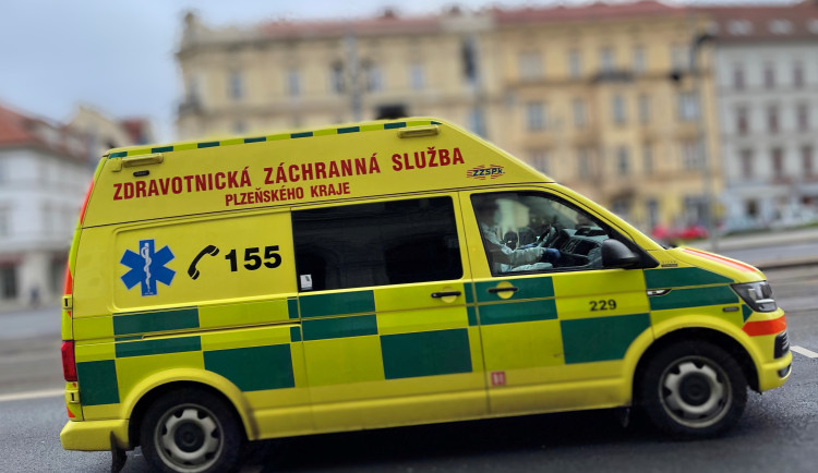 Seniorku surově napadl na zastávce MHD neznámý útočník. Žena utrpěla zranění