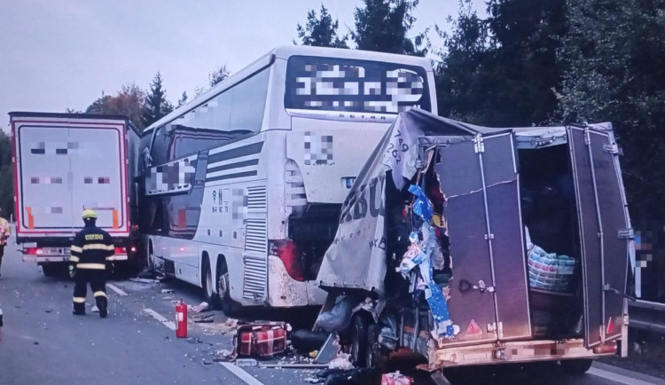 Na dálnici ráno boural autobus se 40 cestujícími. Střetl se s náklaďákem