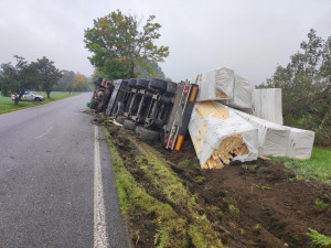 Cizinec havaroval s kamionem naloženým dřevem. Nadýchal téměř tři promile