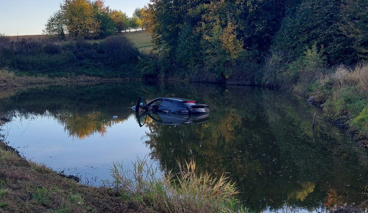 Kuriózní havárie na Žďársku: Porsche skončilo v rybníku, škoda je sedm set tisíc