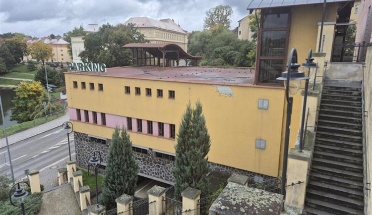 Strašák řidičů prošel proměnou. Parkovací dům v Táboře nabízí lepší podmínky i nižší ceny