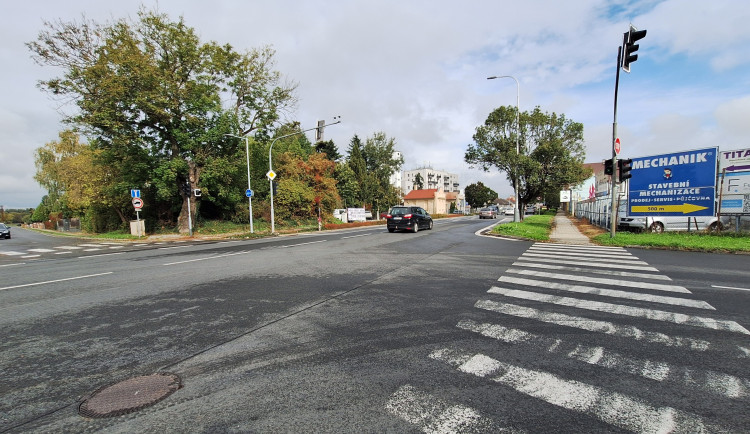 Další komplikace na výpadovce ve Chválkovicích. Stavbaři musí napravit špatnou opravu