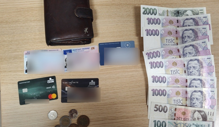 Mladá žena poctivě odevzdala peněženku naditou tisícovkami, kterou našla v obchodě