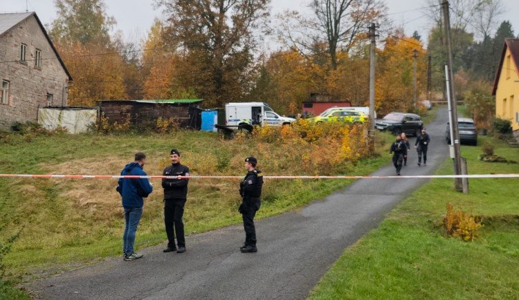 Ve Smržovce se střílelo, na místě jsou dva mrtví. Další člověk je těžce zraněný, zřejmě sám střelec