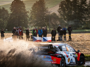 FOTO: Ogier zahájil Středoevropskou rallye nejlépe, Rovanperä těsně za ním