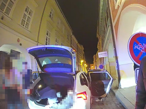 Sedm lidí v malém autě. Do kufru šel ten, co prohrál kámen, nůžky, papír