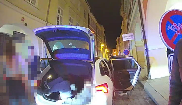 Sedm lidí v malém autě. Do kufru šel ten, co prohrál kámen nůžky, papír