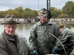 Hejtman Kuba strčil hlavu do kádě s kapry a stal se oficiálně rybářem