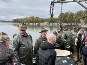 Hejtman Kuba strčil hlavu do kádě s kapry a stal se oficiálně rybářem