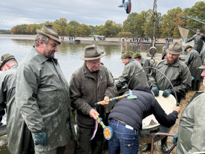 Hejtman Kuba strčil hlavu do kádě s kapry a stal se oficiálně rybářem