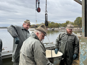 Hejtman Kuba strčil hlavu do kádě s kapry a stal se oficiálně rybářem