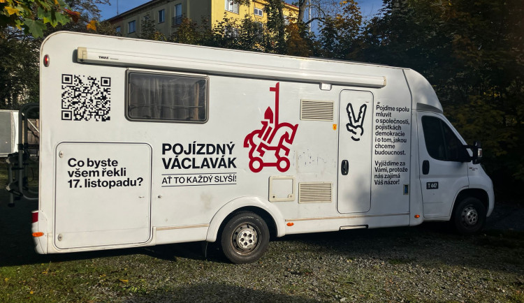 Do Hradce Králové přijede obytný vůz Václav, diskutovat chce o hodnotách sametové revoluce