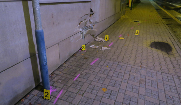 Nejdřív narazil do lampy, potom do budovy spořitelny. Pak řidič v Tanvaldu ujel