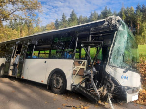 Při nehodě autobusu se dnes ráno zranili čtyři lidé