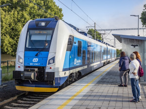 Jízdné v jihočeských vlacích bude příští rok mírně levnější, oznámil hejtman Kuba