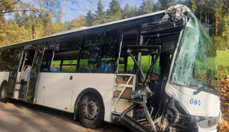 Při nehodě autobusu se dnes ráno zranili čtyři lidé