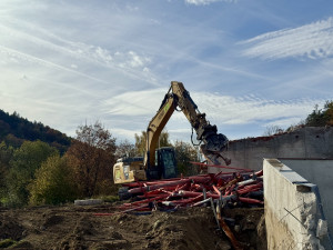 Do bazénu v Krumlově se pustili demoliční stroje. Ohořelý objekt nahradí moderní aquacentrum