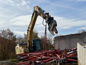 Do bazénu v Krumlově se pustili demoliční stroje. Ohořelý objekt nahradí moderní aquacentrum