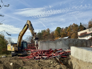 Do bazénu v Krumlově se pustili demoliční stroje. Ohořelý objekt nahradí moderní aquacentrum
