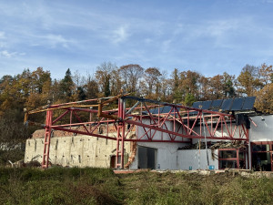 Do bazénu v Krumlově se pustili demoliční stroje. Ohořelý objekt nahradí moderní aquacentrum