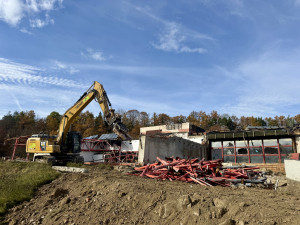 Do bazénu v Krumlově se pustili demoliční stroje. Ohořelý objekt nahradí moderní aquacentrum