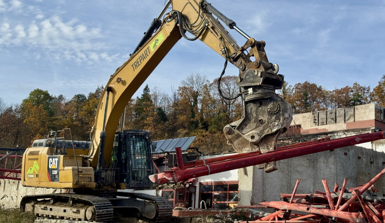 Do bazénu v Krumlově se pustili demoliční stroje. Ohořelý objekt nahradí moderní aquacentrum