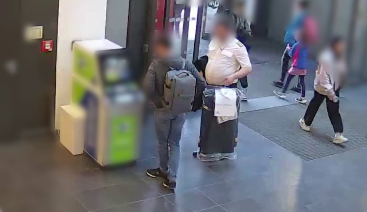 VIDEO: Falešný pilot okrádal lidi podvodem, policie si pro něj přišla k mamince