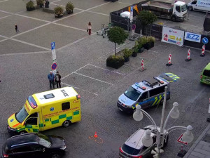 Nepozorný řidič srazil na budějovickém náměstí seniorku, skončila v nemocnici