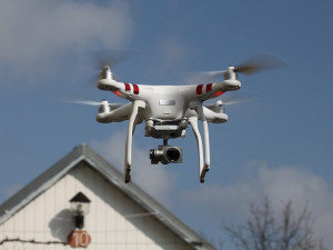 Tajemný dron špehuje v noci u domů a straší obyvatele Budějovic
