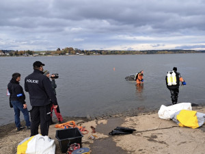 Z Lipna vytáhli auto s lidskými ostatky. Mohlo by jít o Rakušany pohřešované deset let