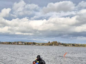 Z Lipna vytáhli auto s lidskými ostatky. Mohlo by jít o Rakušany pohřešované deset let